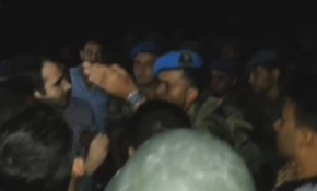 Kadınlar 'Bizi ezmeden geçemezsiniz' diyerek askerleri engellediler