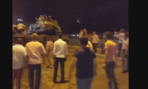 Türk bayrağını açtı, tankın önüne geçti