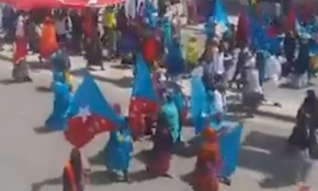 Somali'de binlerce kadın dün Türk bayraklarıyla yürüyüş yaptı