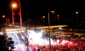 Yüz binler darbeye karşı Boğaziçi Köprüsü'nde yürüdü