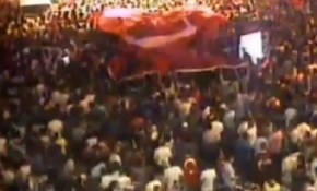 Atatürk Havalimanı'nda sivillerin askerleri bastırma anı