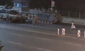 Darbecilere tek başına direnen kadın