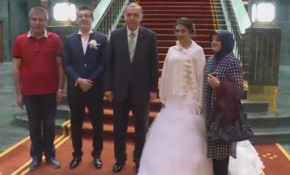 Erdoğan, Cumhurbaşkanlığı Külliyesi'ne gelen gelin ve damadı kabul etti