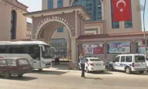 Polis ekiplerinin Turgut Özal Üniversitesi önünde bekleyişi