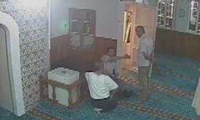 Sela okuyan imama ve cemaatine palayla saldırı