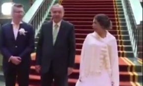 Demokrasi nöbetine katılan gelin ve damat külliyede