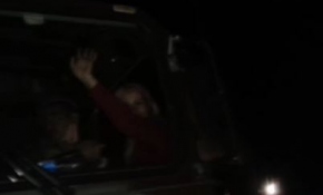 Askeri araca binen cesur anne darbeci askerleri durdurdu