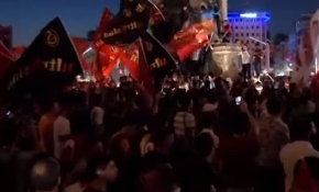 Taraftar grupları FETÖ'nün darbe girişimini protesto etti