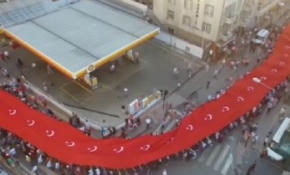 "1919 metrelik bayrağın altında 20 bin kişi"