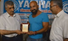 Tankın önüne yatan Metin Doğan'a plaket verildi