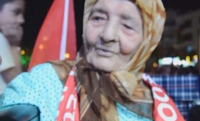 113 yaşındaki Ayşe nine 'demokrasi nöbeti'nde