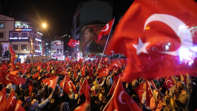 Meydanlarda 'demokrasi nöbeti' südürüldü