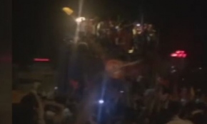 Başkentte tankın üzerine çıkan ve darbecileri teslim alan vatandaşlar