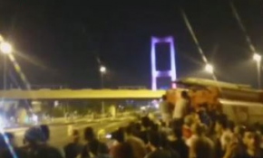 Darbecilerin halkın üzerine ateş açması