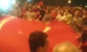 Havalimanında vatandaşların tanktan askeri çıkarma anı