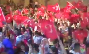 Engellerine rağmen meydanları terk etmiyorlar