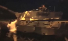 Vatandaşlar Vatan Caddesi'ndeki tankları kovaladı