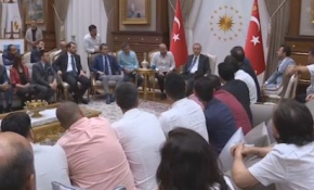 Cumhurbaşkanı Erdoğan sanatçı, oyuncu, radyocu ve sporcuları kabul etti