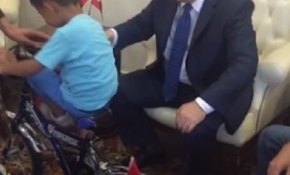 Oyuncak kamyonuyla "demokrasi nöbeti"ne giden çocuk