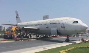 Kara yolundaki uçak şaşkınlığa yol açtı