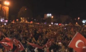 Meydanlarda 'demokrasi nöbeti' sürüyor