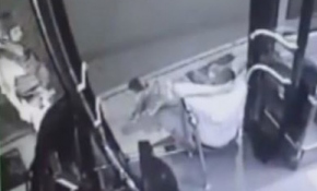 Canları pahasına askeri araçların çıkışını engellediler