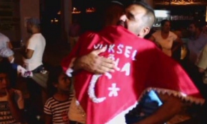 'Kınalı kuzular' davul zurnayla birliklerine uğurlanıyor