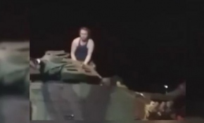 Tankın üstünde korkusuzca mücadele etti