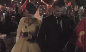 "Demokrasi nöbeti"ne gelin ve damatta katıldı