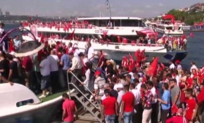 Vatandaşlar Üsküdar'dan teknelerle miting alanına gitmeye devam ediyor