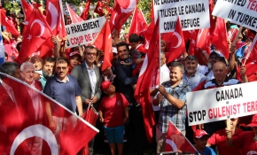 Kanada'da binlerce kişi FETÖ'yü protesto etti