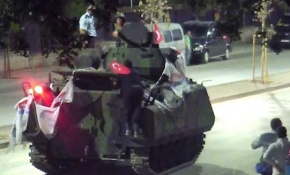 Tankların polis ve vatandaşlar tarafından alınması kaydedildi