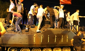 Vatandaşlar darbecilerin terk ettiği tankla konvoy yaptılar