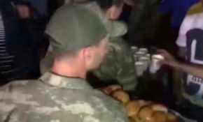 Demokrasi nöbeti tutan vatandaşlara askerler poğaça dağıttı