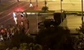 Darbeci askerlere kucağındaki çocukla direnip tepki gösterdi