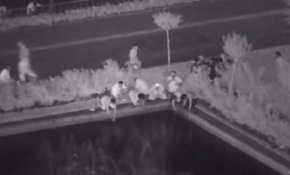 Süs havuzunda abdest aldılar