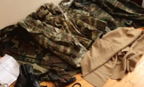 Öğrenci evinden asker kıyafeti ve bot çıktı