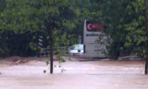 Yolcu otobüsü selde mahsur kaldı