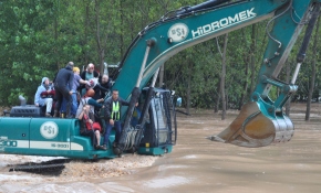 Amasra'da mahsur kalan 47 kişi kurtarıldı