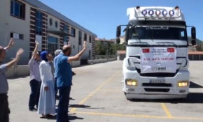 Halep'e insani yardım tırı