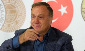 Fenerbahçe'de Advocaat imzayı attı