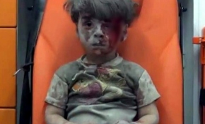 Enkazdan kurtarılan Suriyeli çocuğun insanlığı utandıran görüntüsü