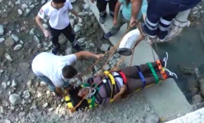 Düştüğü dereden beton pompasıyla kurtarıldı