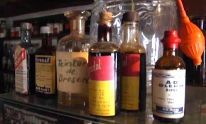 Asırlık ilaçları konağındaki müzede sergiliyor