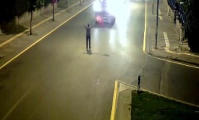 Darbecilere tek başına direndi