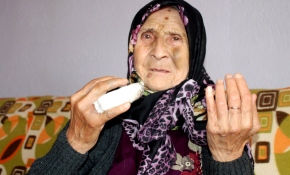 Yaşlı kadının parmağını kırarak yüzüğünü ve küpelerini gasbeden zanlı yakalandı