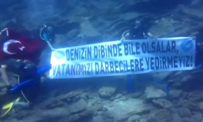Konyalı dalgıçlardan su altında FETÖ'ye tepki