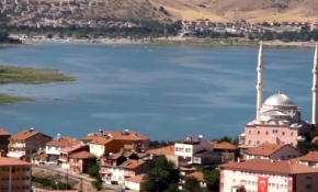 Doğudaki tatilcilerin gözdesi: 'Hazar Gölü'