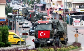 Sınır bölgesine tank ve zırhlı araç sevkiyatı başladı