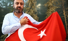 Zırhlı araçlara karşı tek başına direndi